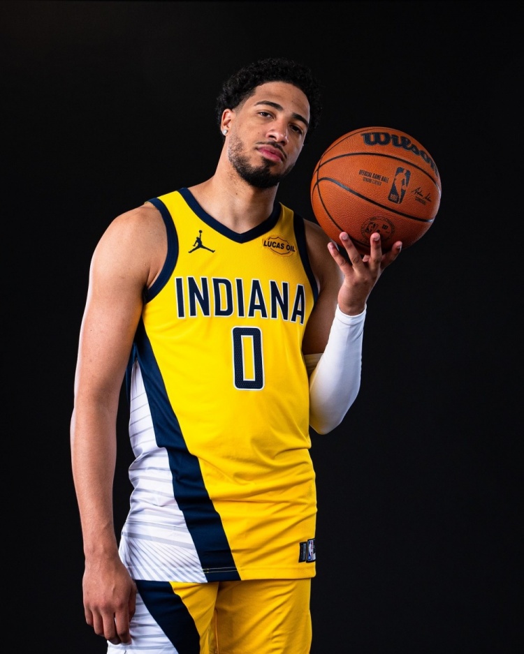 app下载-哈利伯顿晒新赛季定妆照：生涯第6赛季，球员兼教练