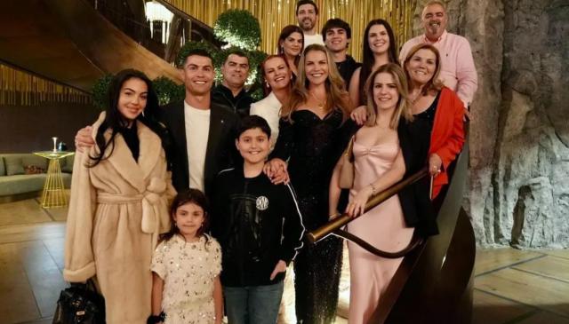 xingkongsports-与妈妈共舞 波多黎各歌手唱生日歌 C罗奢华庆生