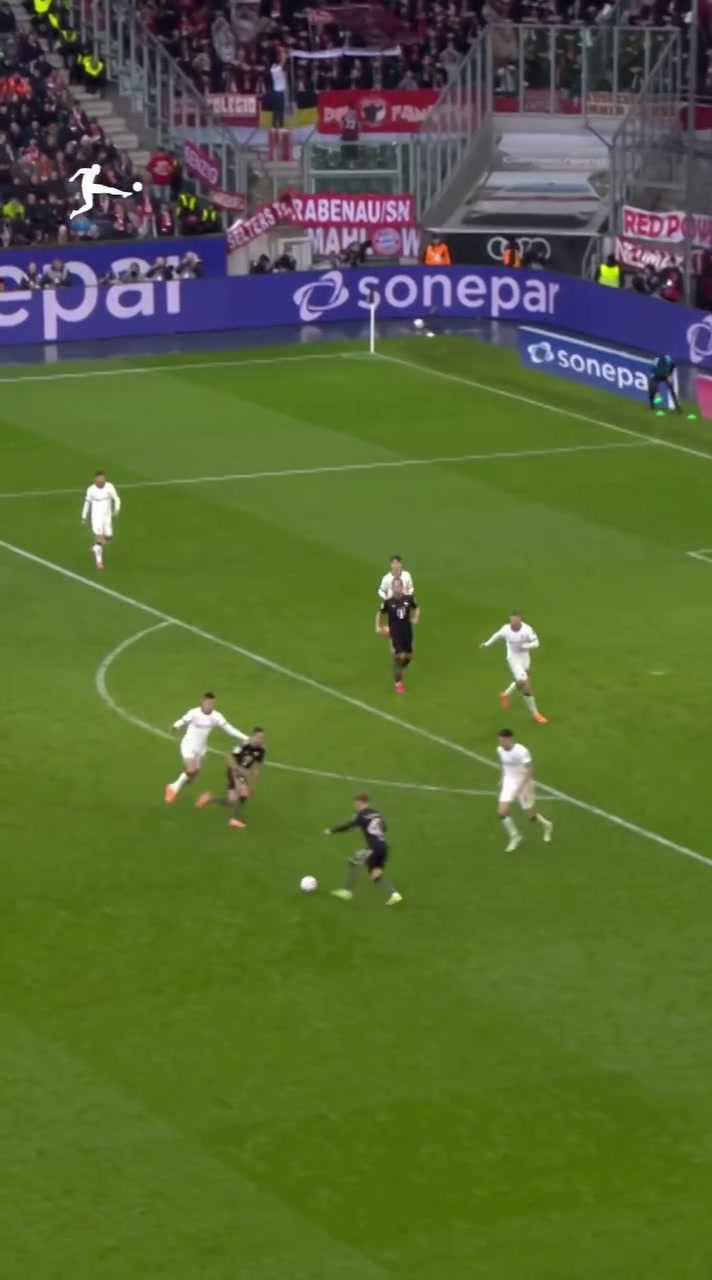 xingkongsports-榜样！德甲官方发视频：拜仁新星卡尔护腿板上为梅西晒球衣画面